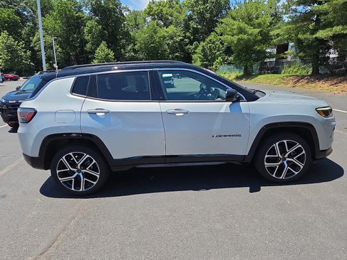 Used 2025 Jeep Compass Limited w/ Elite Group AWD/4WD image 2