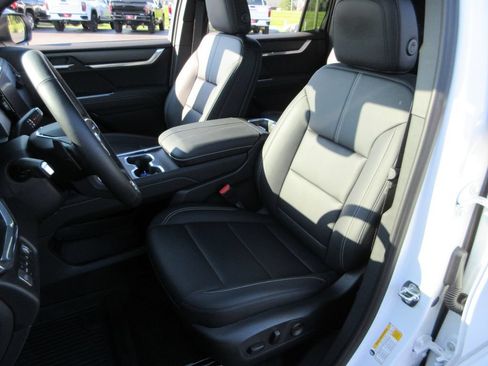 Certified 2026 GMC Acadia Elevation w/ Elevation Premium Package AWD/4WD image 21