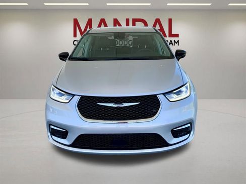 Used 2024 Chrysler Pacifica Limited FWD image 2