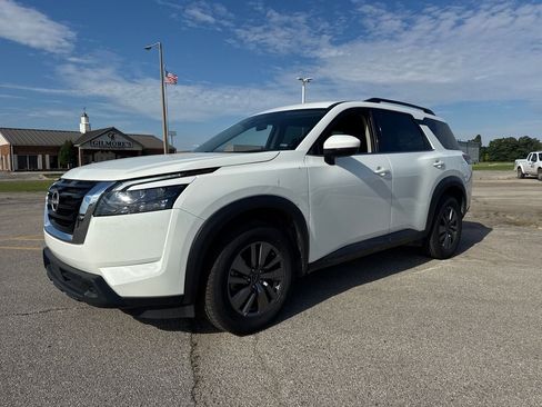 Used 2024 Nissan Pathfinder SV FWD image 2
