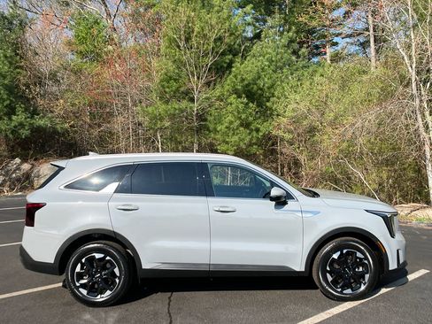 Used 2024 Kia Sorento S w/ Panoramic Sunroof Package AWD/4WD image 6