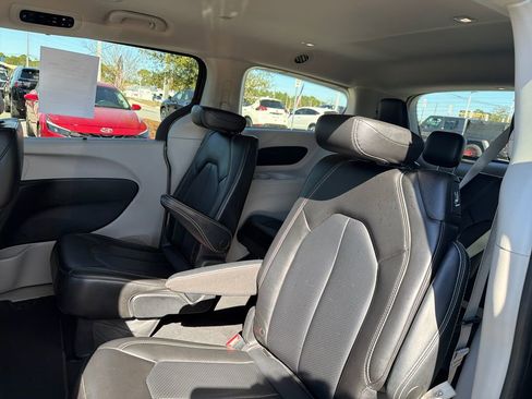 Used 2023 Chrysler Pacifica Touring-L image 20