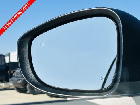 Used 2023 Chrysler Pacifica Touring-L image 9