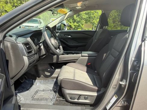 Used 2024 Nissan Rogue SV FWD image 24