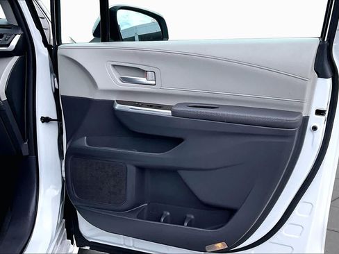 Used 2022 Toyota Sienna XLE w/ XLE Plus Package FWD image 22