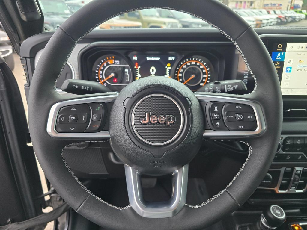 Used 2025 Jeep Wrangler Unlimited Sahara AWD/4WD image 21