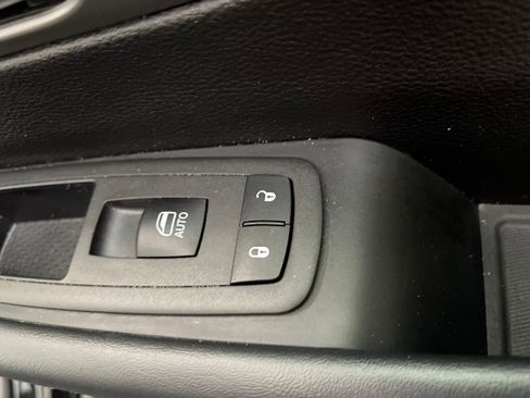 Used 2025 Chrysler Pacifica Select FWD image 33