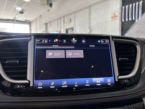 Used 2023 Chrysler Pacifica Touring-L w/ Uconnect Theater Family Group AWD/4WD image 29