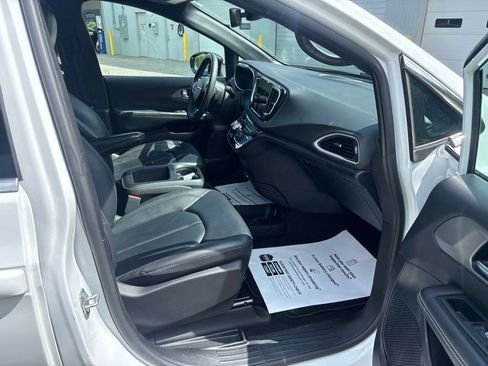 Used 2025 Chrysler Pacifica Select FWD image 15