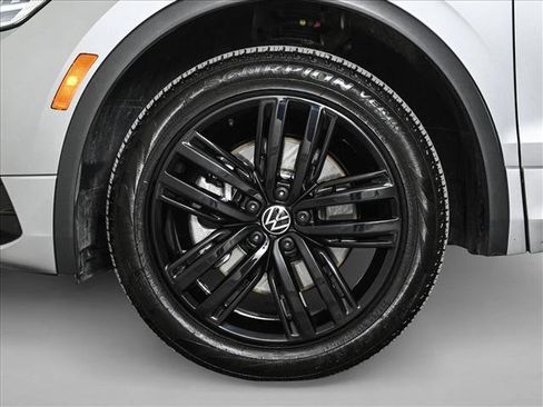 Used 2022 Volkswagen Tiguan SE R-Line image 25