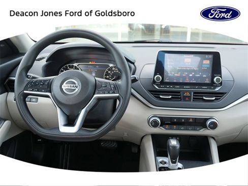 Used 2022 Nissan Altima 2.5 SV image 18