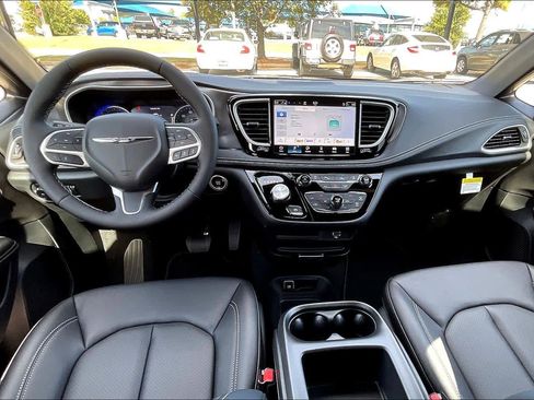 New 2026 Chrysler Pacifica Select image 5