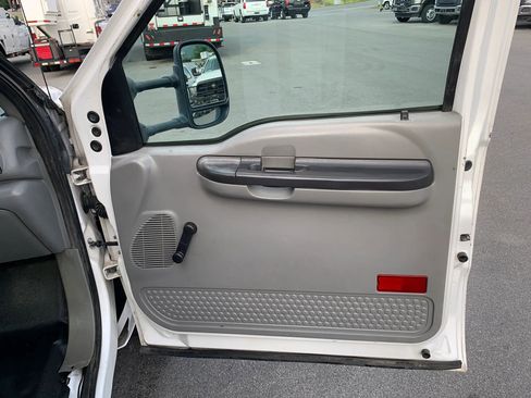 Used 2006 Ford F550 2WD Regular Cab Super Duty image 19