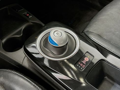 Used 2015 Nissan Leaf SL FWD image 25