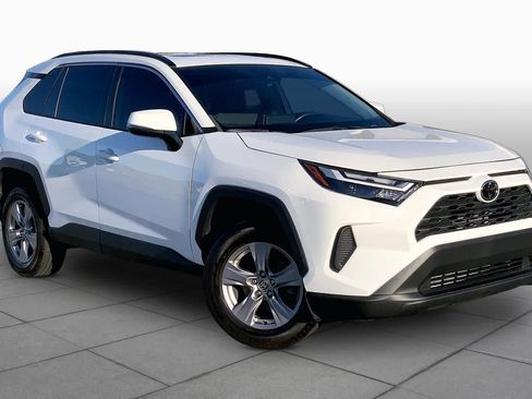Used 2022 Toyota RAV4 XLE w/ Convenience Package FWD image 3