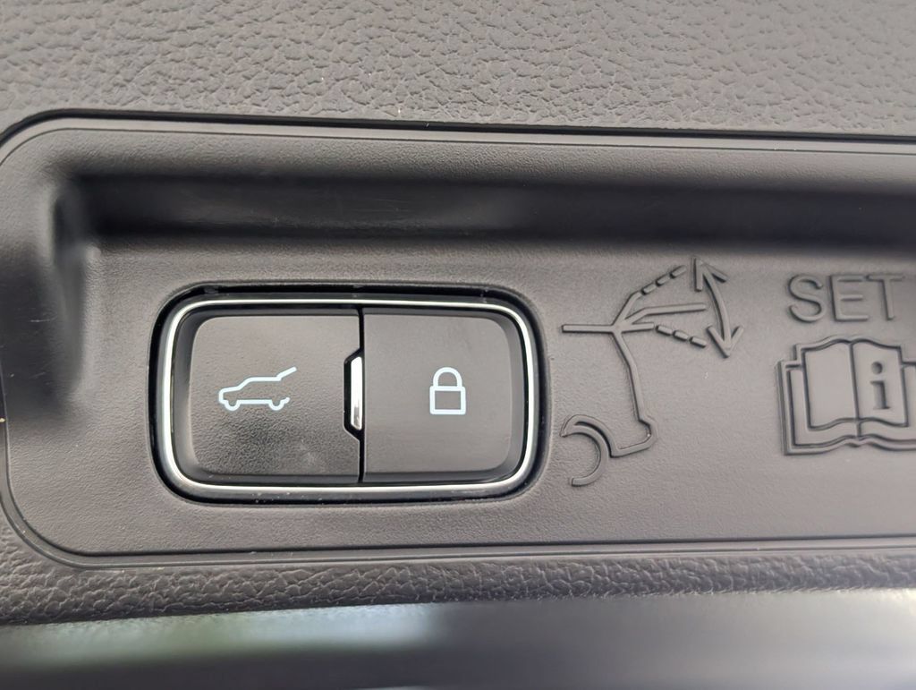 Used 2023 Ford Explorer XLT AWD/4WD image 31