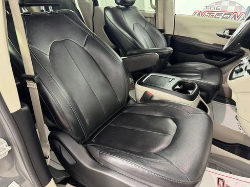 Used 2022 Chrysler Pacifica Touring-L FWD image 33