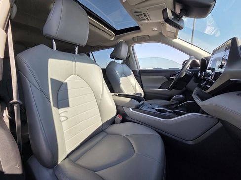 Used 2022 Toyota Highlander XLE image 30