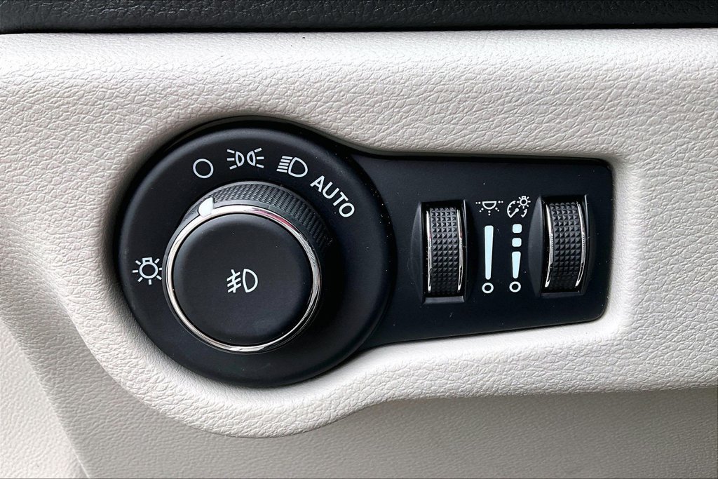 Used 2023 Chrysler Pacifica Limited FWD image 33