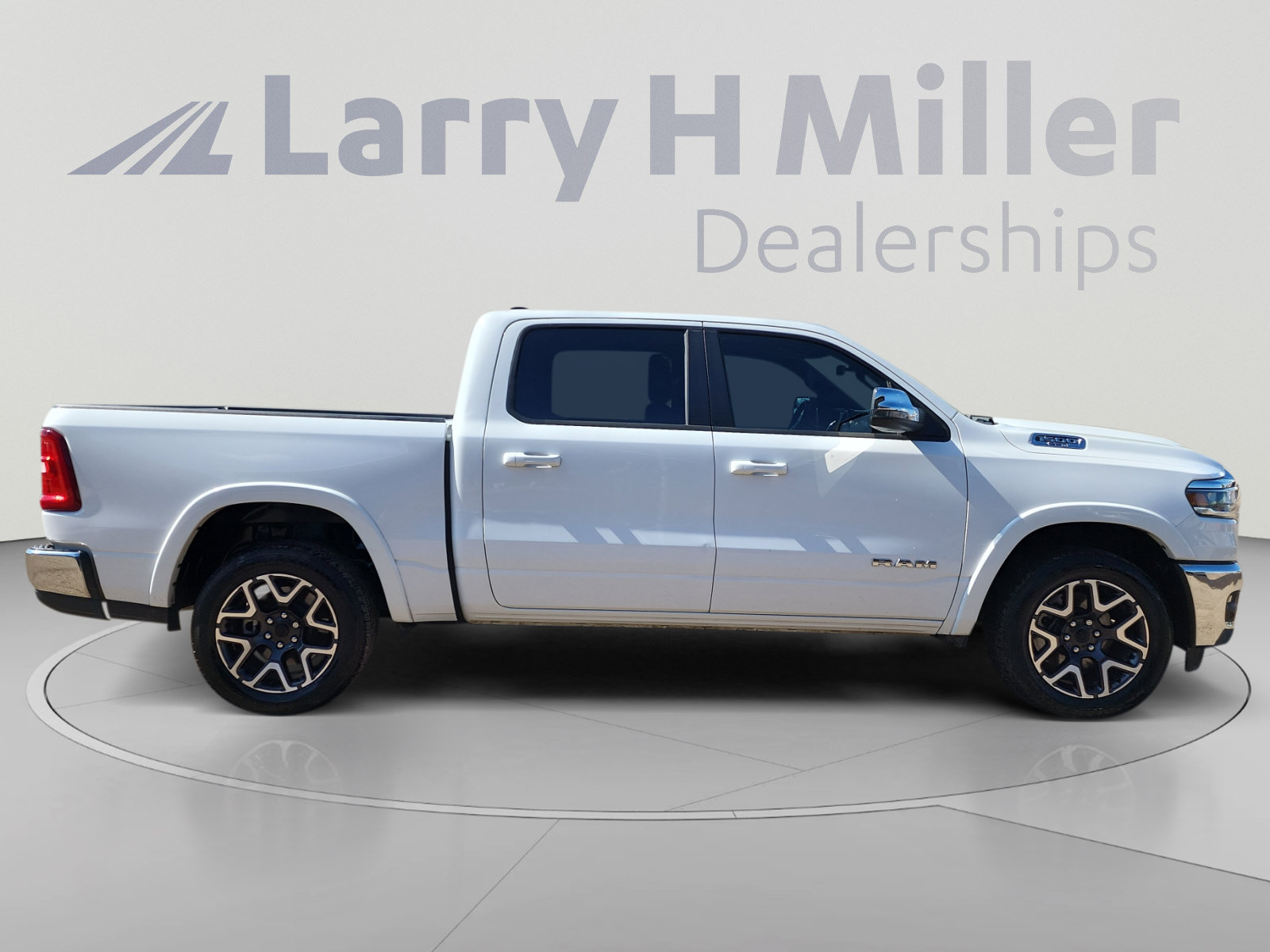 Used 2025 RAM 1500 Laramie AWD/4WD image 6