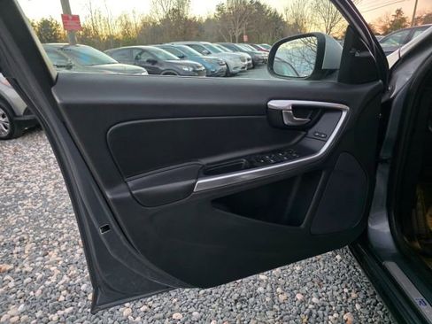 Used 2016 Volvo S60 T5 R-Design image 11