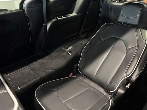 New 2027 Chrysler Pacifica Limited FWD image 10