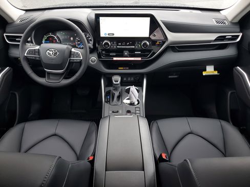 New 2026 Toyota Highlander XLE image 18