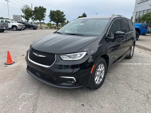 New 2026 Chrysler Pacifica Select image 12