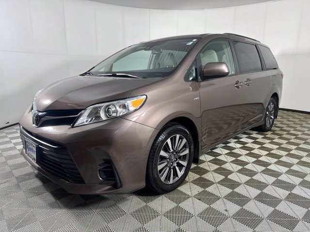 Used 2018 Toyota Sienna LE w/ Carpet Mat Package AWD/4WD image 3