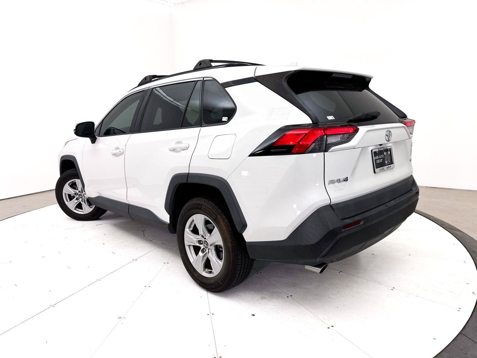 Used 2020 Toyota RAV4 XLE w/ Convenience Package FWD image 2