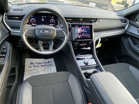 New 2025 Jeep Grand Cherokee Laredo image 9