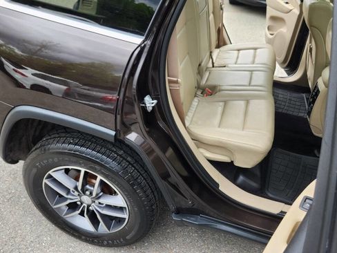 Used 2017 Jeep Grand Cherokee Limited w/ Luxury Group II image 43