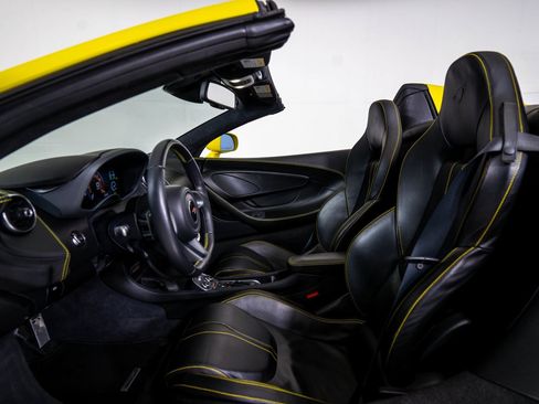Used 2018 McLaren 570S Spider image 20