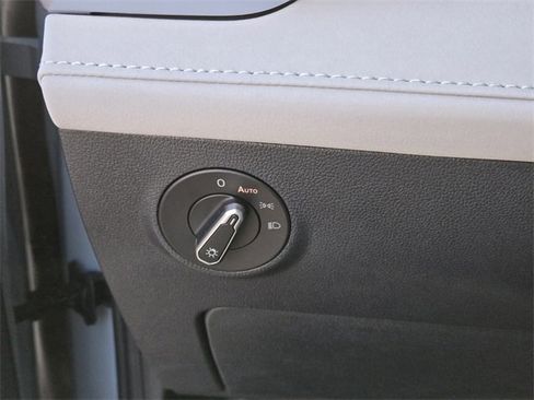 Used 2025 Volkswagen Taos SE w/ Panoramic Sunroof Package image 30