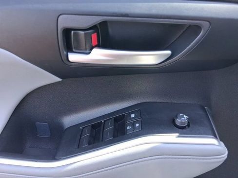 Used 2025 Toyota Highlander XLE AWD/4WD image 23