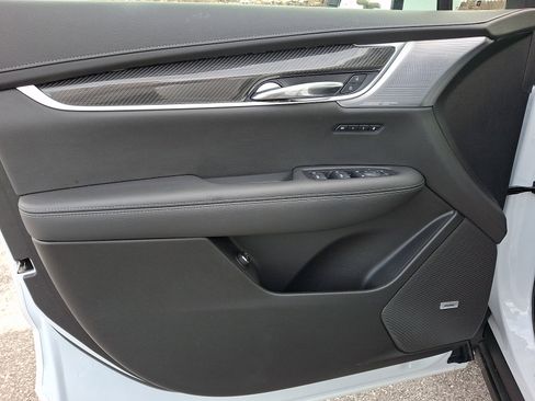 Used 2025 Cadillac XT6 Sport w/ Technology Package image 13