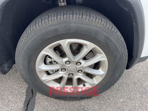 Used 2021 Jeep Grand Cherokee Laredo image 14