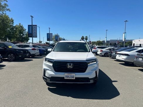 Used 2025 Honda Pilot Touring image 1