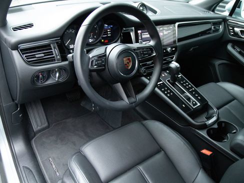 Certified 2026 Porsche Macan AWD/4WD image 4