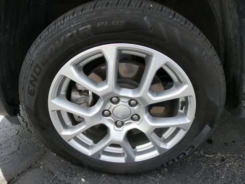 Used 2023 Jeep Compass Latitude w/ Sun and Sound Group AWD/4WD image 10