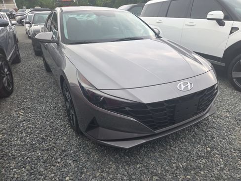 Used 2023 Hyundai Elantra SEL w/ Convenience Package FWD image 2