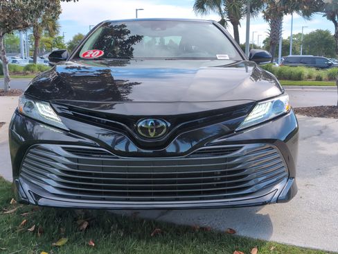 Certified 2020 Toyota Camry XLE FWD image 3