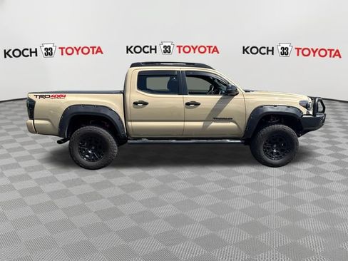 Used 2017 Toyota Tacoma TRD Off-Road AWD/4WD image 9