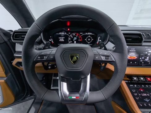 Used 2025 Lamborghini Urus SE AWD/4WD image 28
