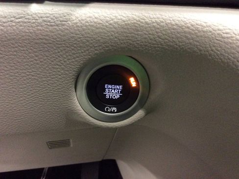 Used 2024 Chrysler Pacifica Touring-L image 24