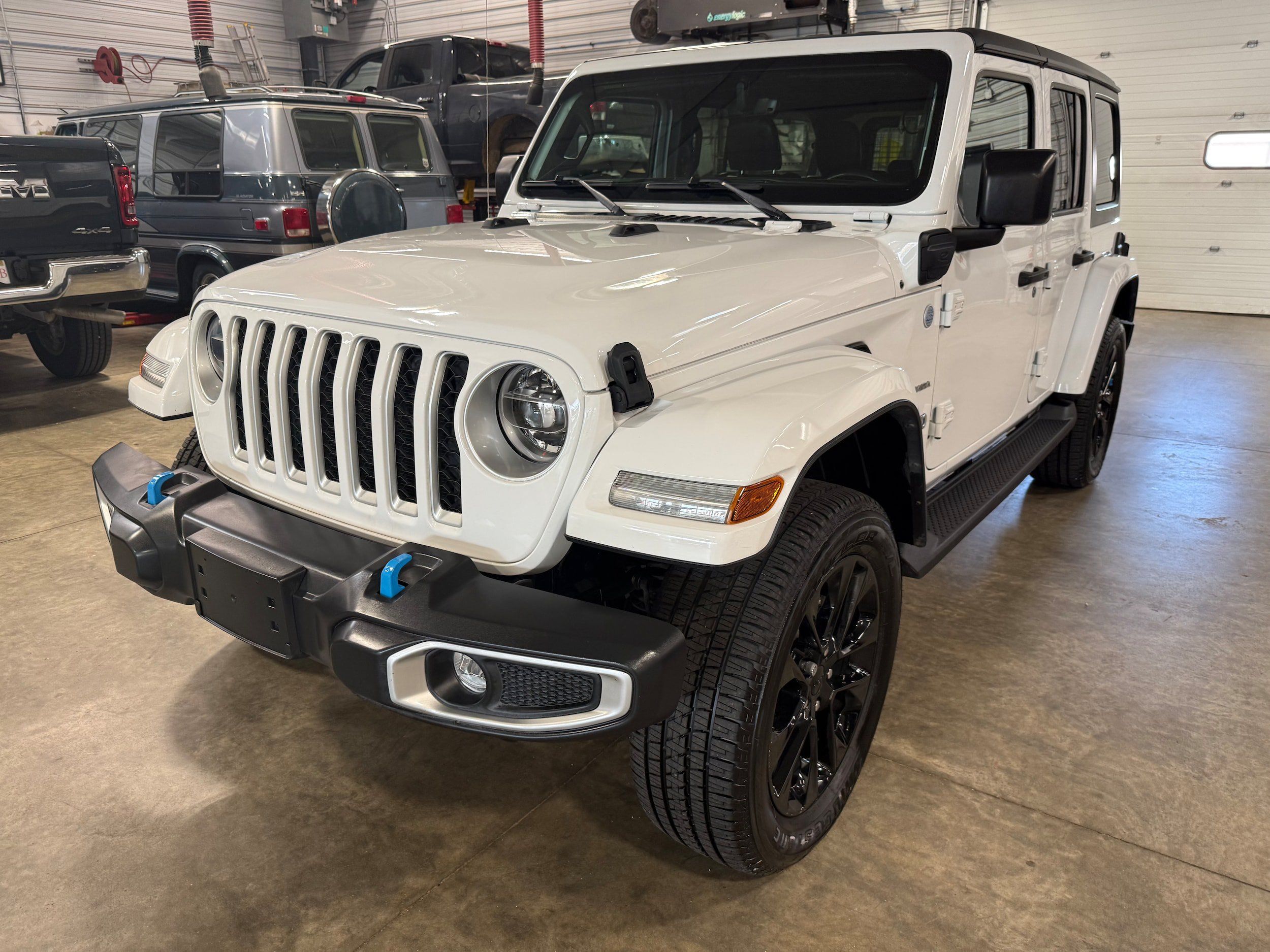 Used 2022 Jeep Wrangler Unlimited Sahara w/ Cold Weather Group AWD/4WD image 39
