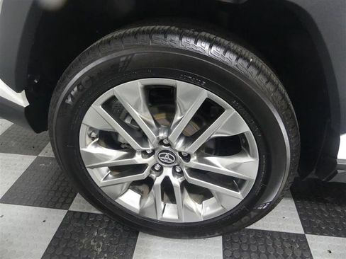 Used 2019 Toyota RAV4 XLE Premium image 17