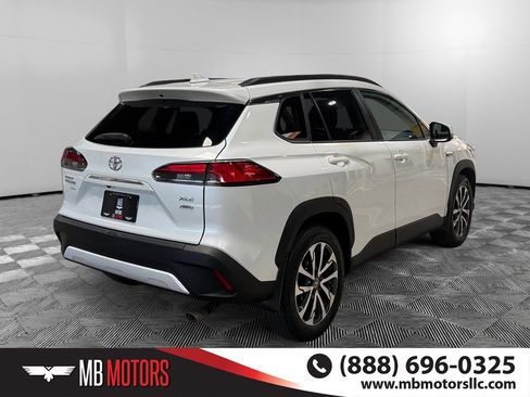 Used 2022 Toyota Corolla Cross XLE image 3