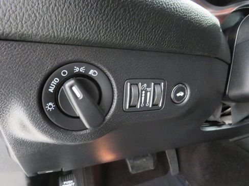 Used 2019 Dodge Challenger SXT image 22