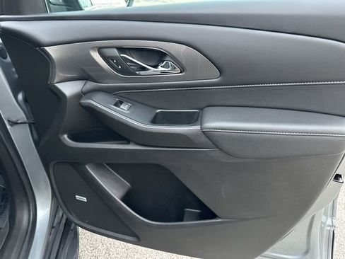 Used 2023 Chevrolet Traverse Premier image 38